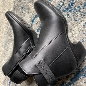 Clark’s boots ankle bootie. Black. 2” heel.
Worn twice.
Clark’s comfort.